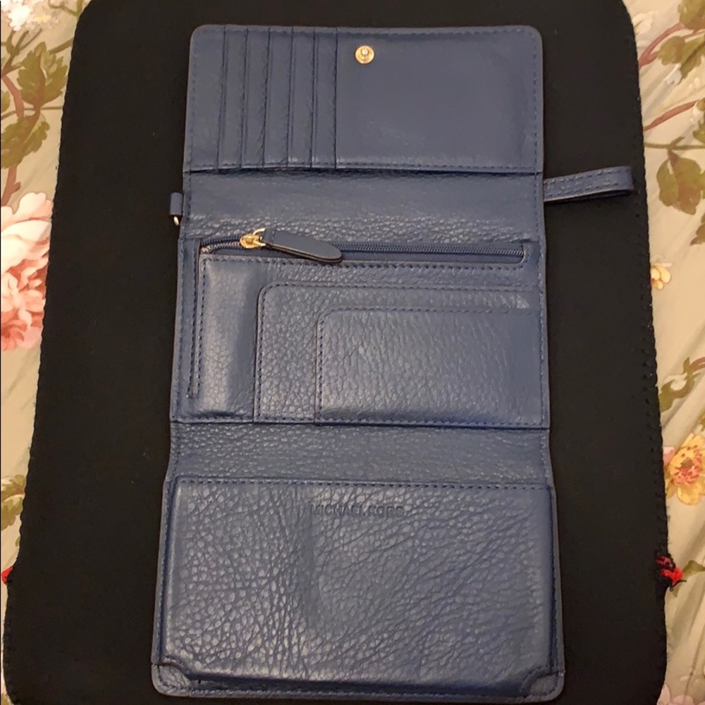 Michael Kors Wristlet: Fulton Large Multi-Function - Picture 2 of 8